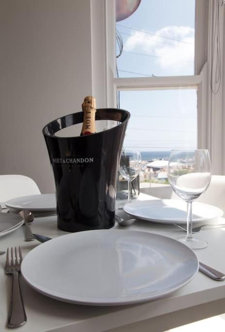 Stunning 2 Bed Apartment With Sea Views, ペンザンス エクステリア 写真